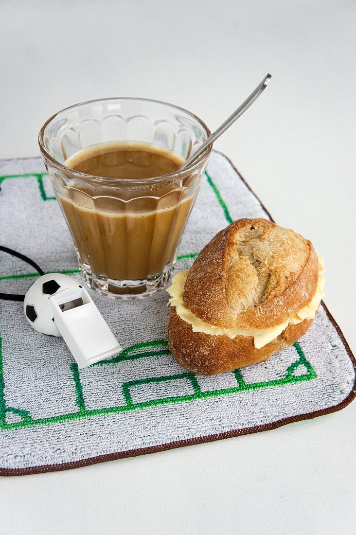 Frühstück mit Kaffee, Brötchen & Fussballdeko