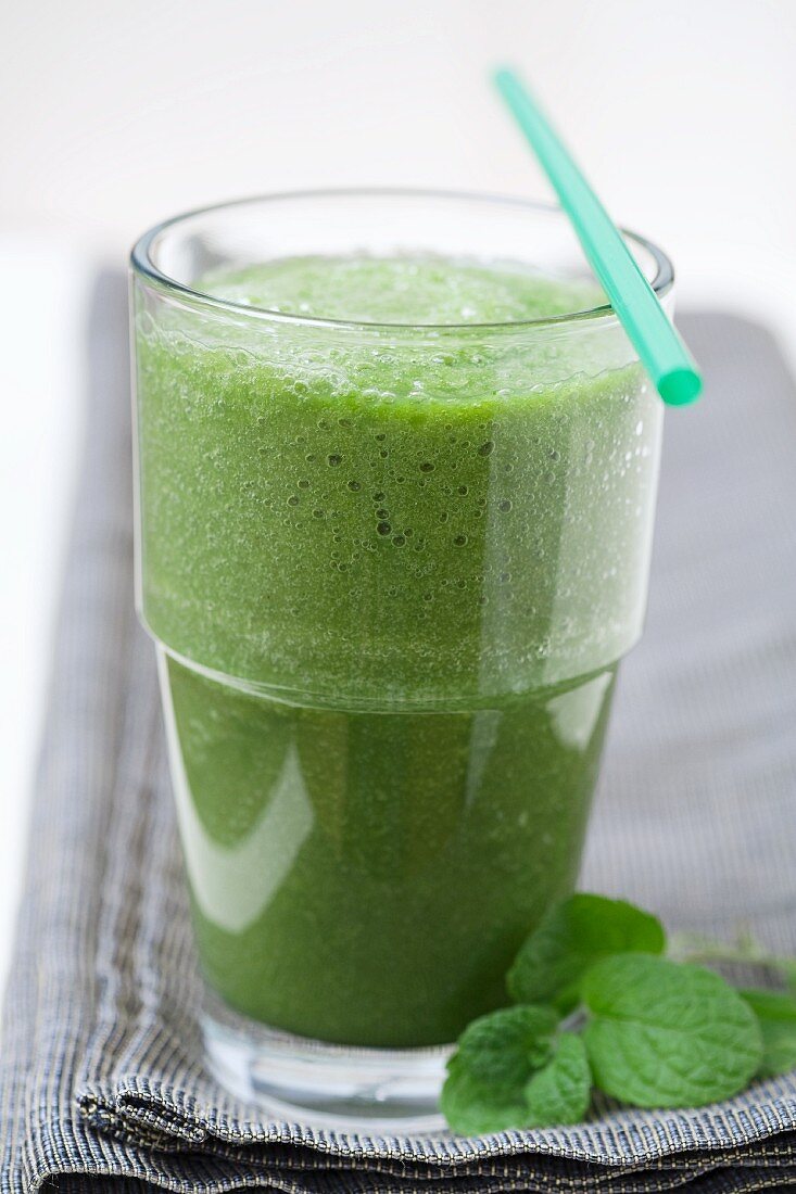 Grüner Smoothie mit Spinat, Feldsalat, Apfel, Banane und Apfelminze