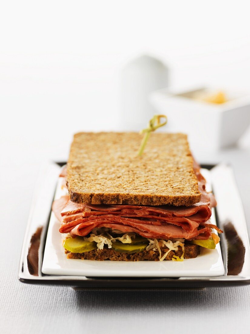 Vollkornbrot mit Corned Beef und Essiggurken