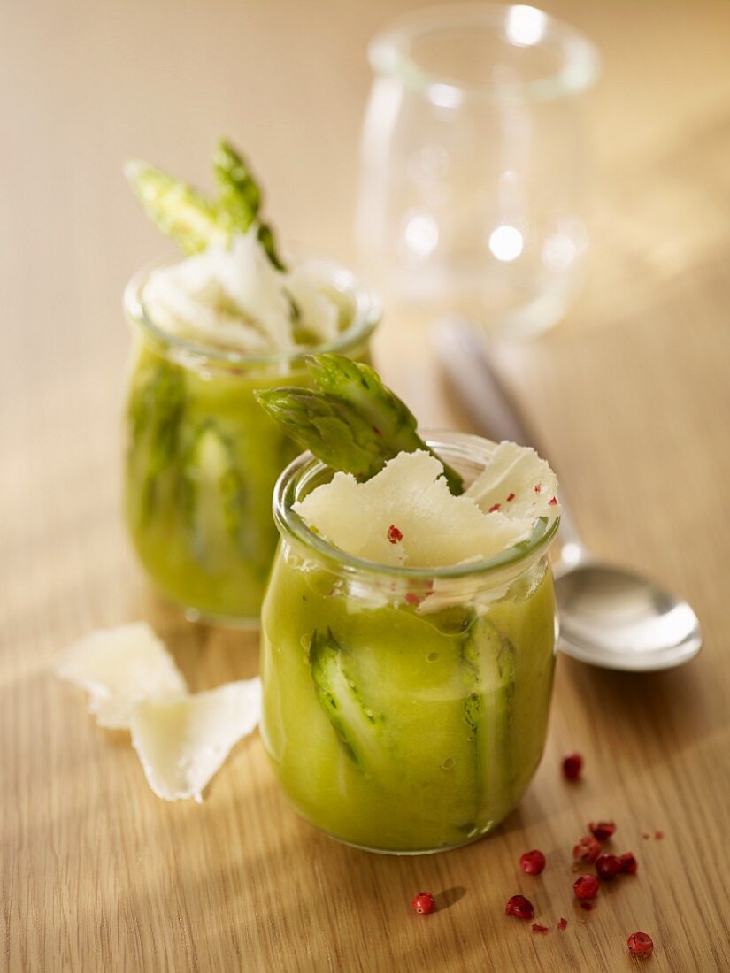 Grüne Spargelsuppe mit Parmesan