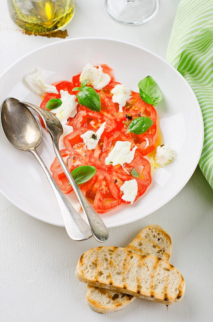 Büffelherztomaten mit Mozzarella