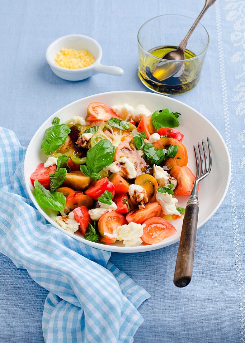 Tomatensalat mit Basilikum und Mozzarella