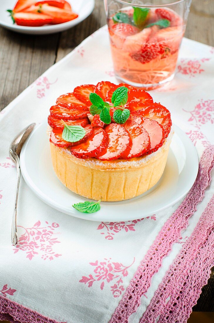 A mini cheesecake with strawberries