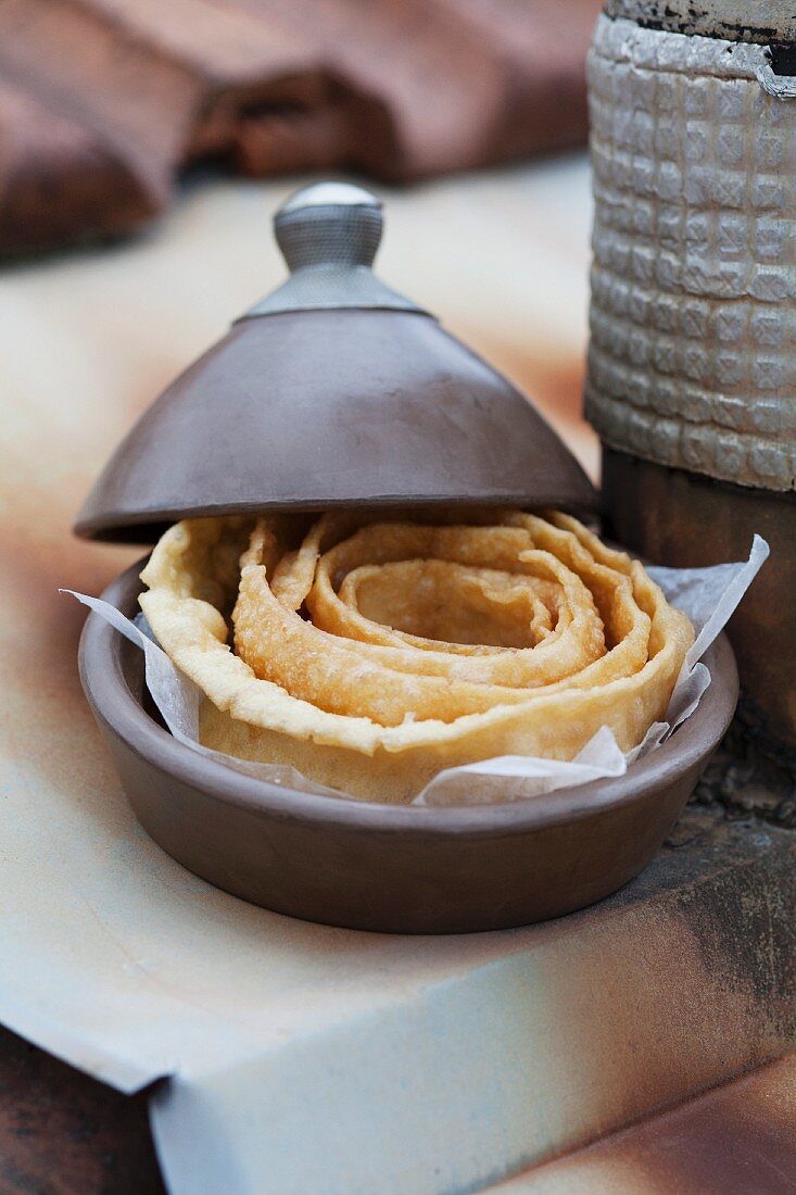 Tunesisches Dessert: frittiertes Gebäck in einer Tajineform