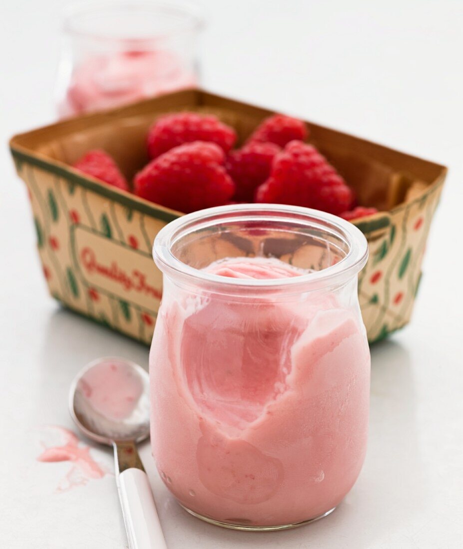 Frozen yoghurt with raspberries and limes