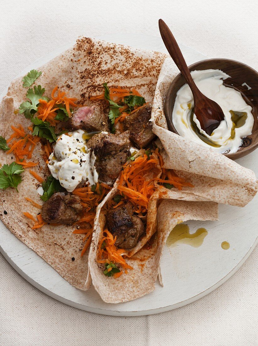 Wraps with lamb, carrot and yoghurt