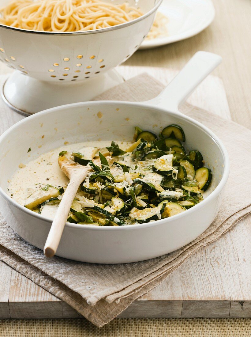 Zucchini mit Basilikum als Sauce für Spaghetti