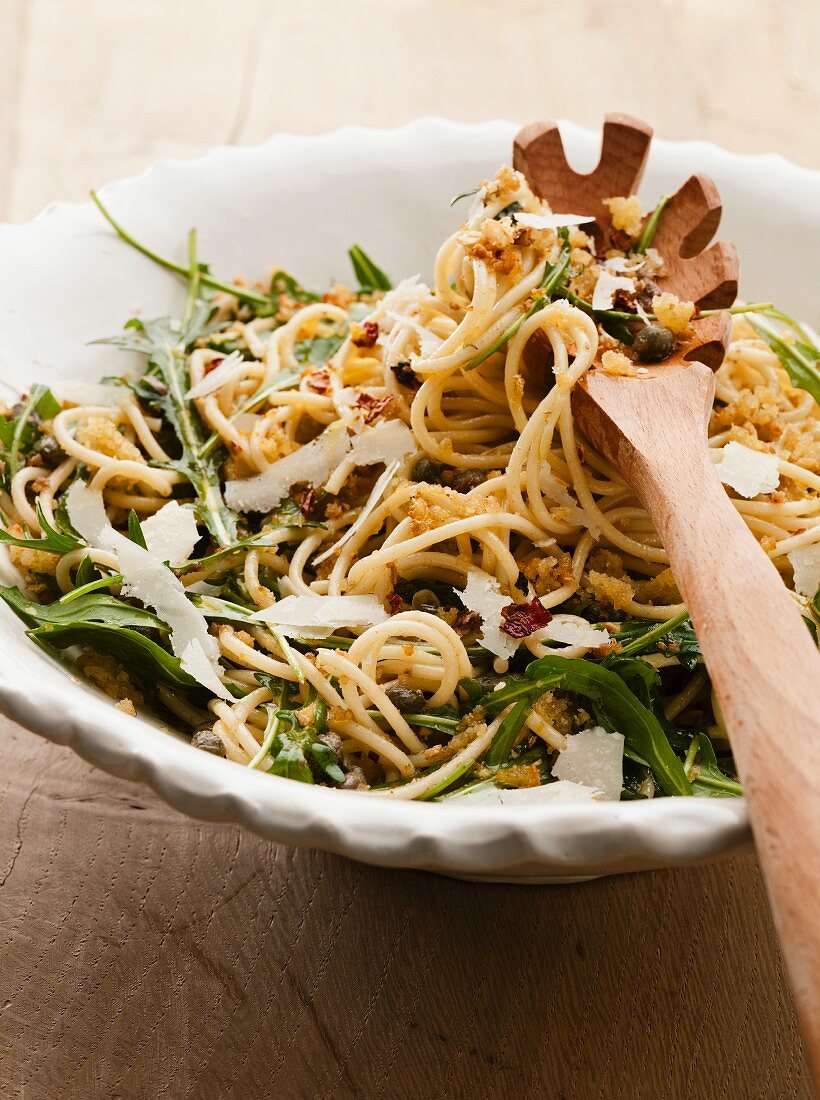 Spaghetti mit Kapern, Anchovis, Rucola und Parmesan