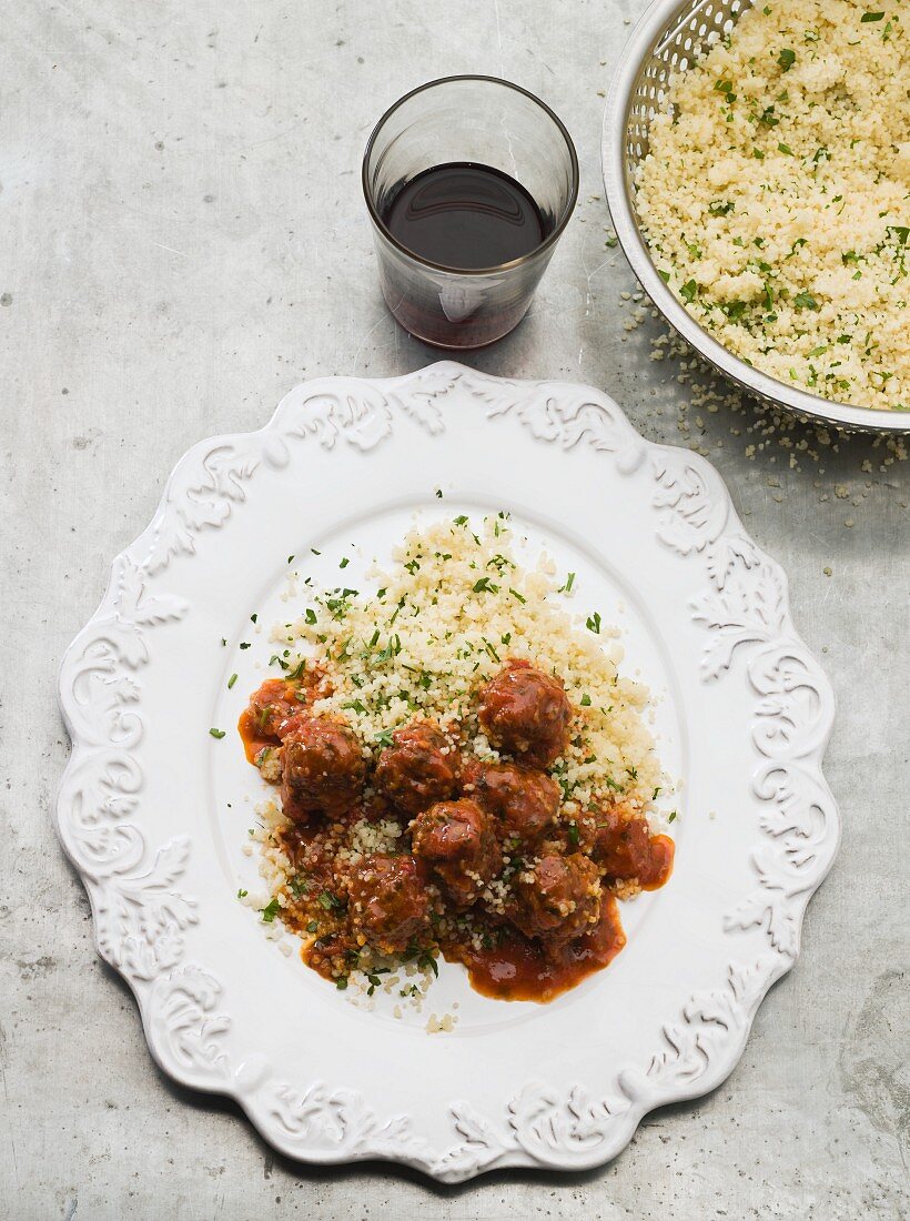 Würzige Hackbällchen mit Couscous