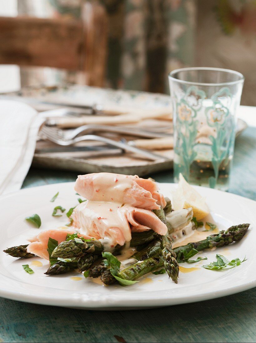 Salmon filet with green asparagus