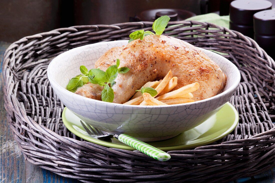 Hähnchenkeule mit Pommes frites