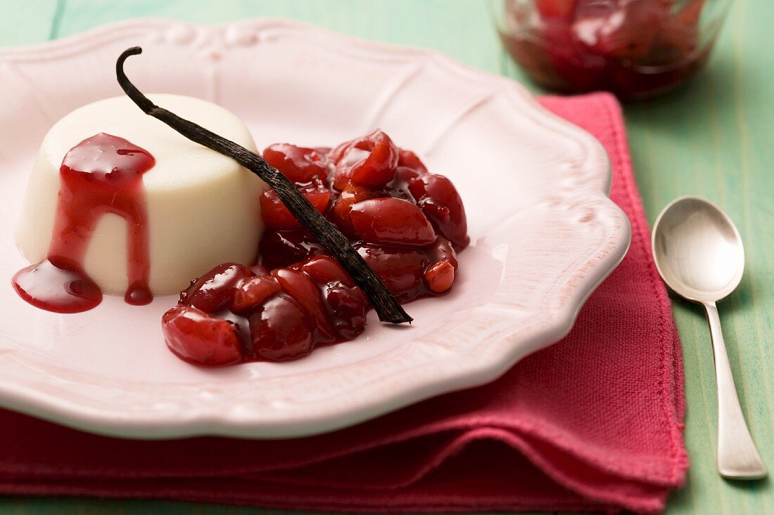 Panna cotta con le ciliegie (cooked cream with cherries)