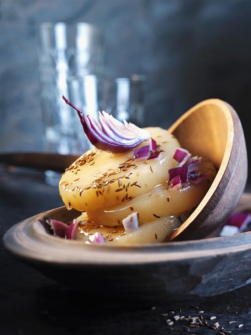 Handkäse mit Musik (handmade sour milk cheese with onions)