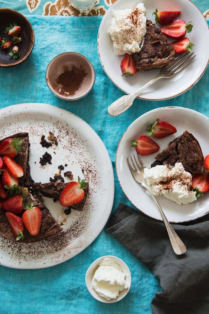 Kleiner Schokoladenkuchen mit frischen Erdbeeren & Sahne