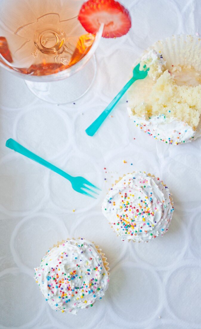 Cupcake mit Sahnehaube und bunten Zuckerperlen