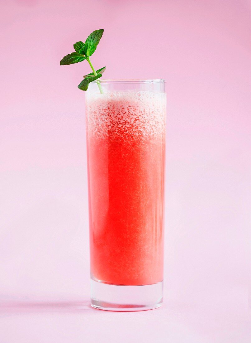 Frischer Fruchtsaft mit Minzeblättchen