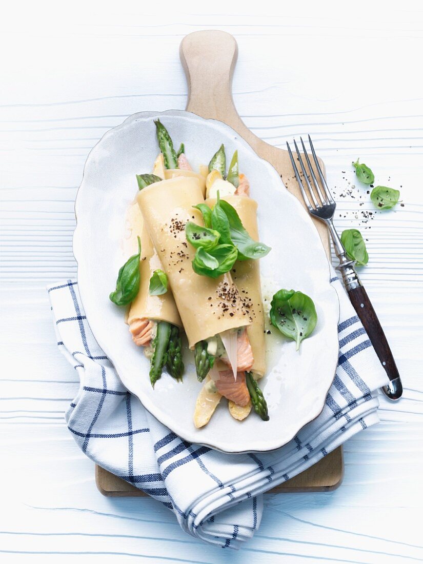 Cannelloni mit Lachs und grünem Spargel gefüllt