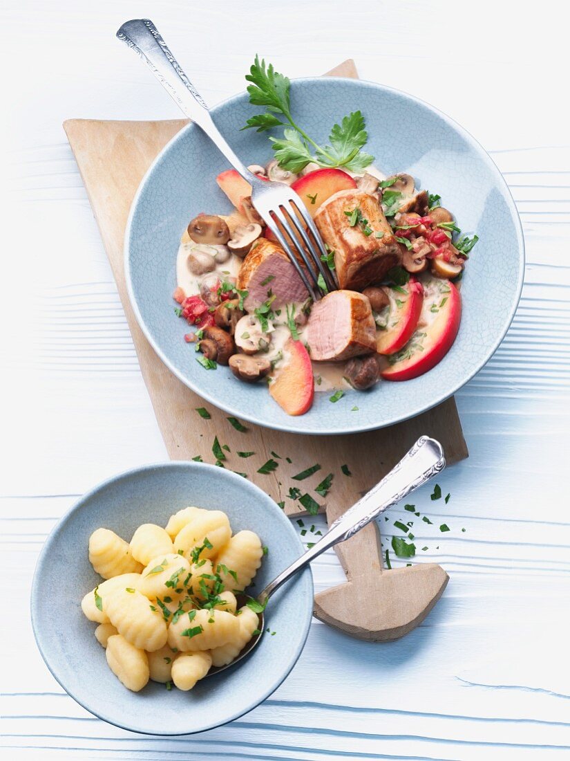 Schweinemedaillons mit Apfelscheiben und Champignons, dazu Gnocchi