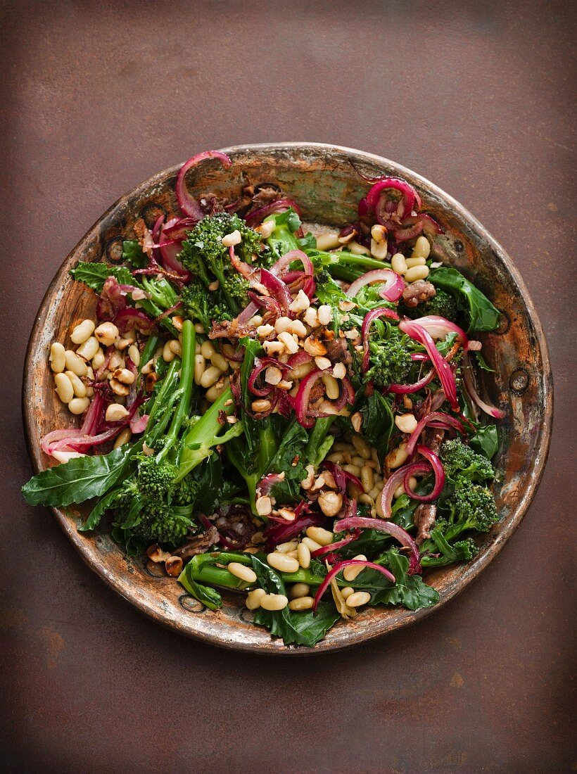 Brokkolisalat mit Flageoletbohnen und Haselnüssen