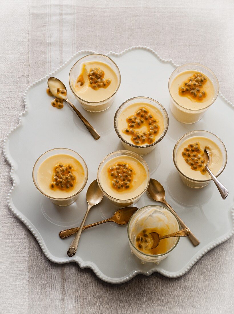 weiße Schokoladenpuddings mit Passionsfruchtsauce