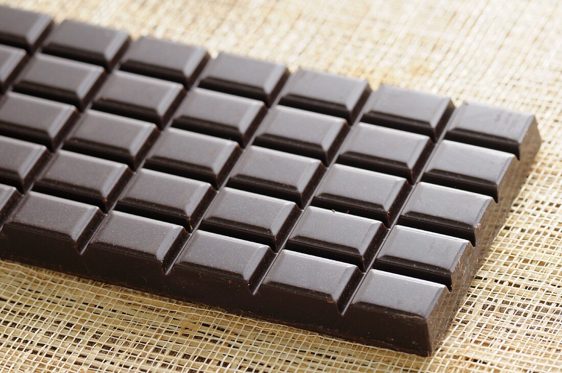 Eine Tafel dunkle Schokolade