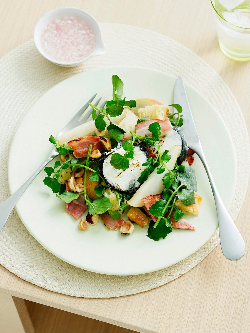 Salat mit Speck, Birne, Haselnüssen und Ziegenkäse