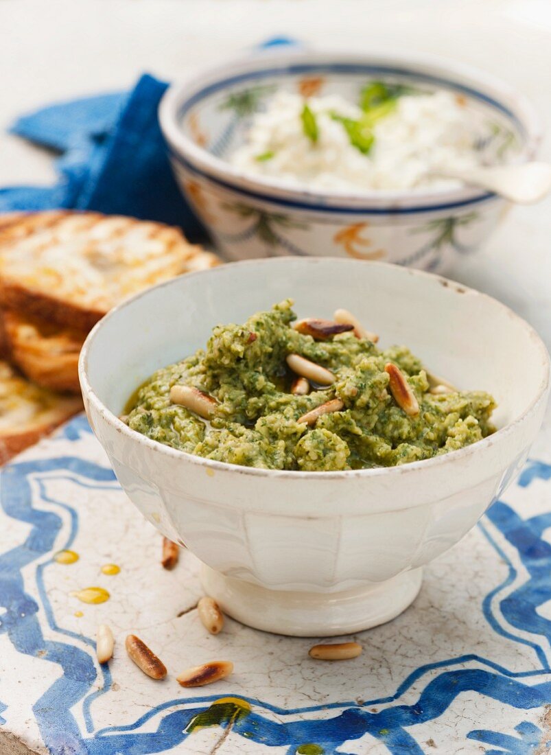 Bohnendip mit Basilikum, Parmesan und Pinienkernen