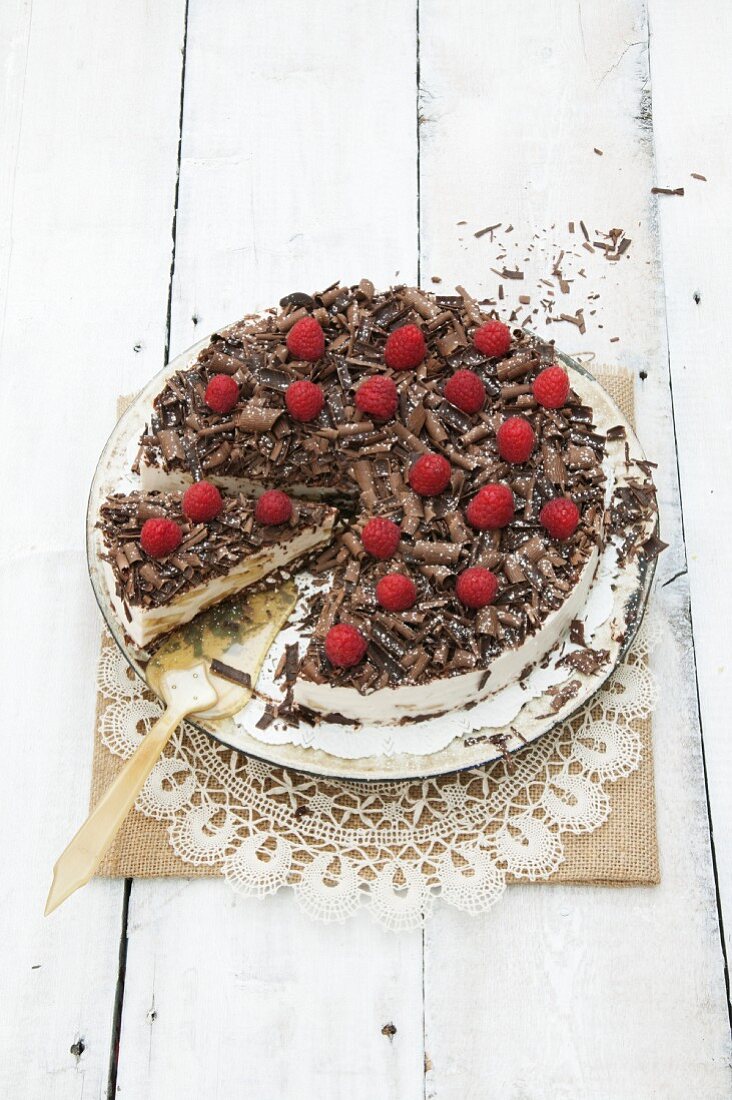 Frischkäse-Schokoladen-Torte mit Himbeerdekoration