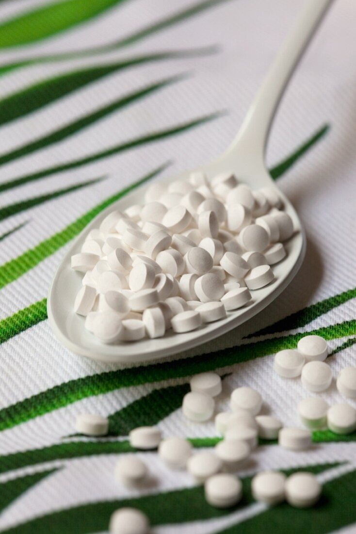 Stevia-Tabletten auf Löffel
