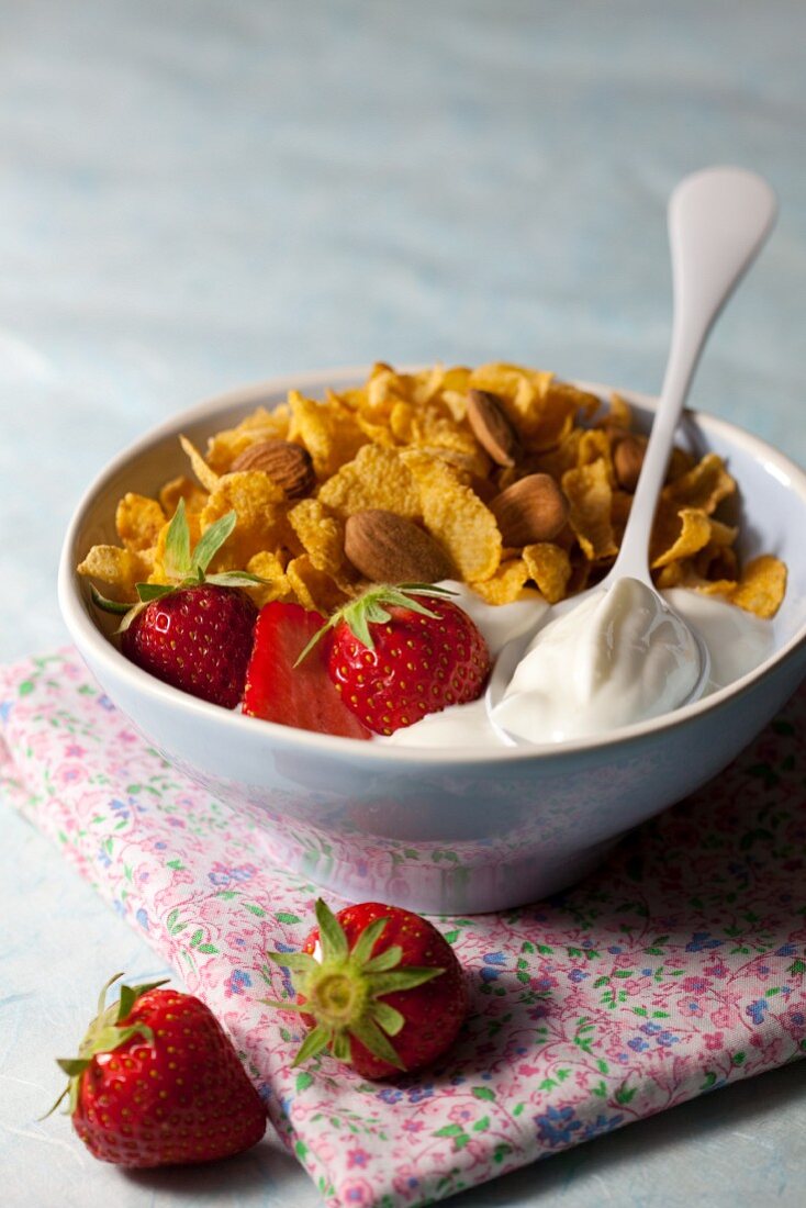 Cornflakes with almonds, yoghurt and strawberries