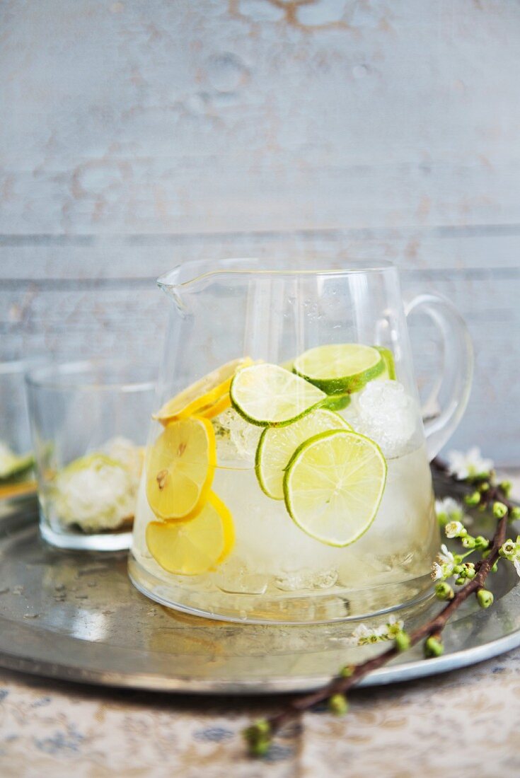 Ice-cooled lemonade