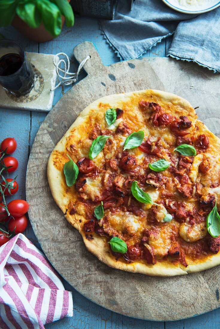 Tomatenpizza mit frischem Basilikum