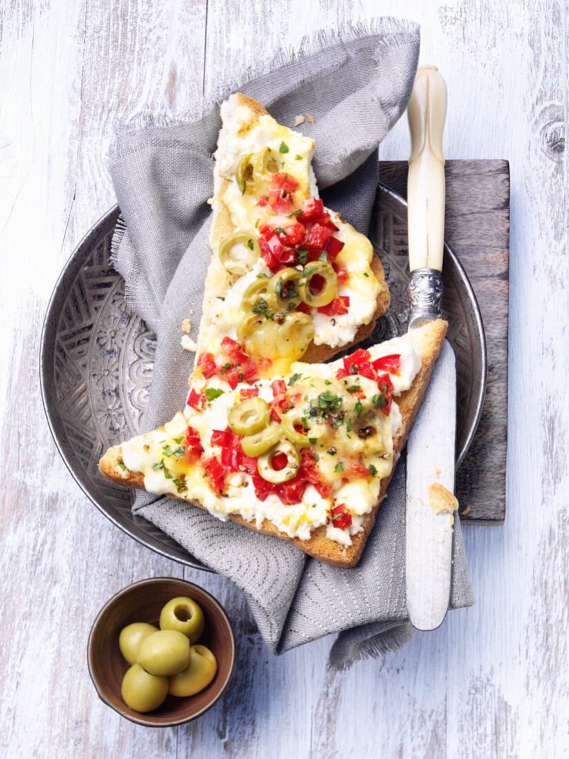 Toast mit Oliven und Tomatenpaprika