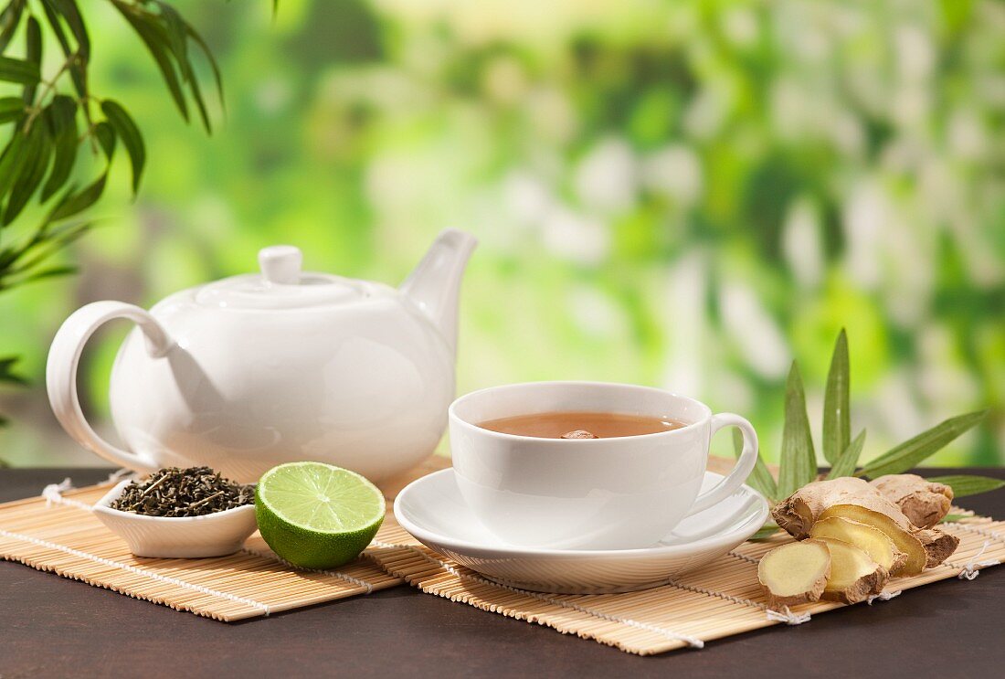 Tee mit Ingwer und Limette auf Bambusmatten (Asien)