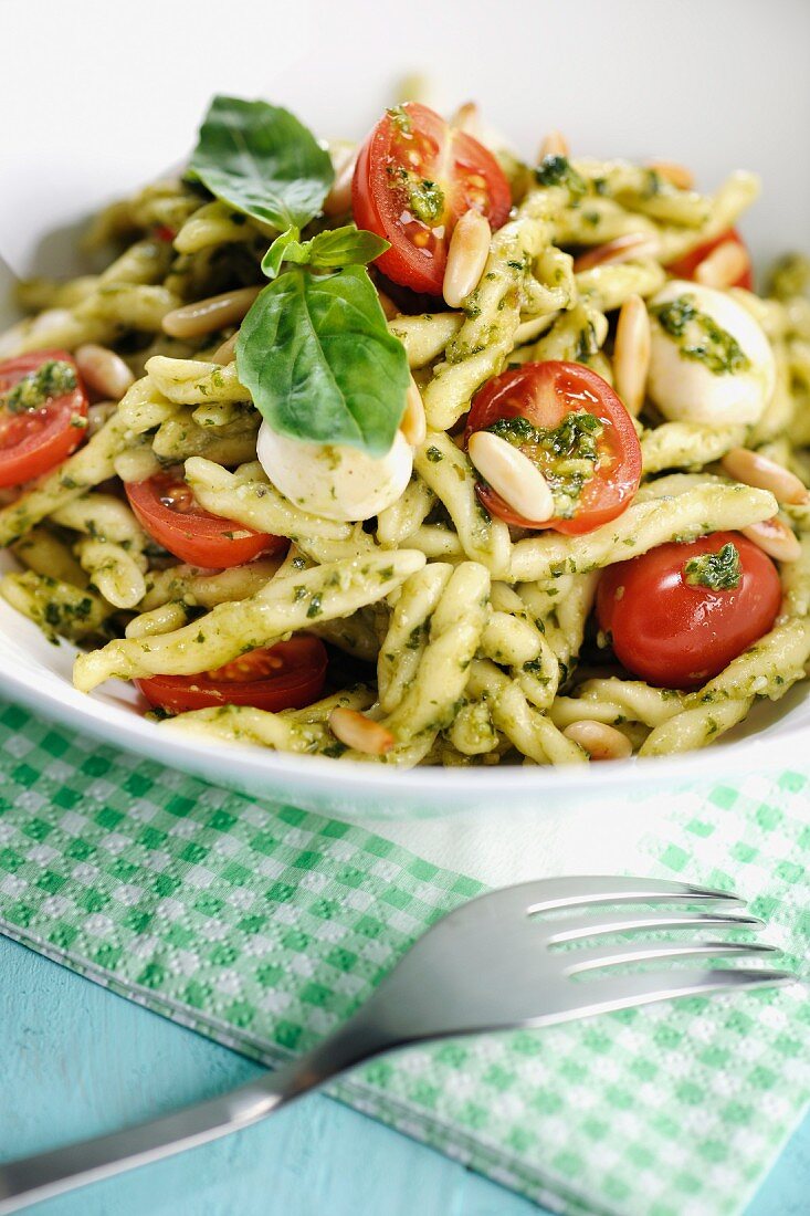 Strozzapreti mit Pesto und Kirschtomaten