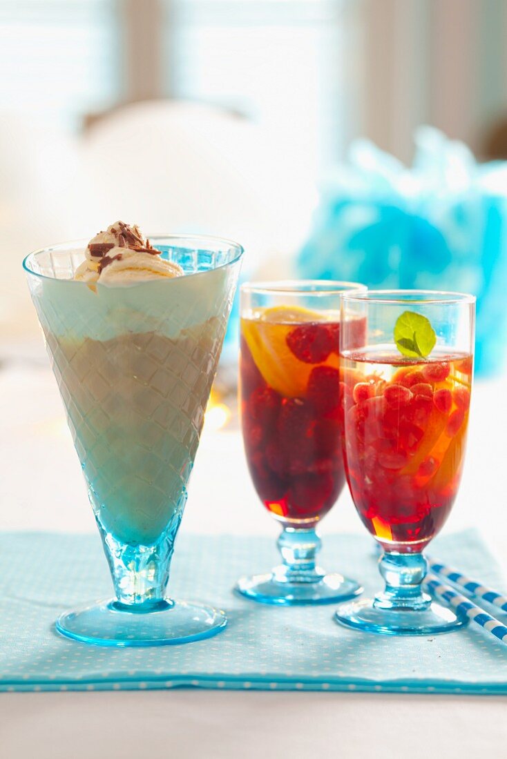 Verschiedene Sommerdrinks: Schokoladenshake, Himbeer-Zitronen-Eistee, Granatapfeleistee mit Zitrone
