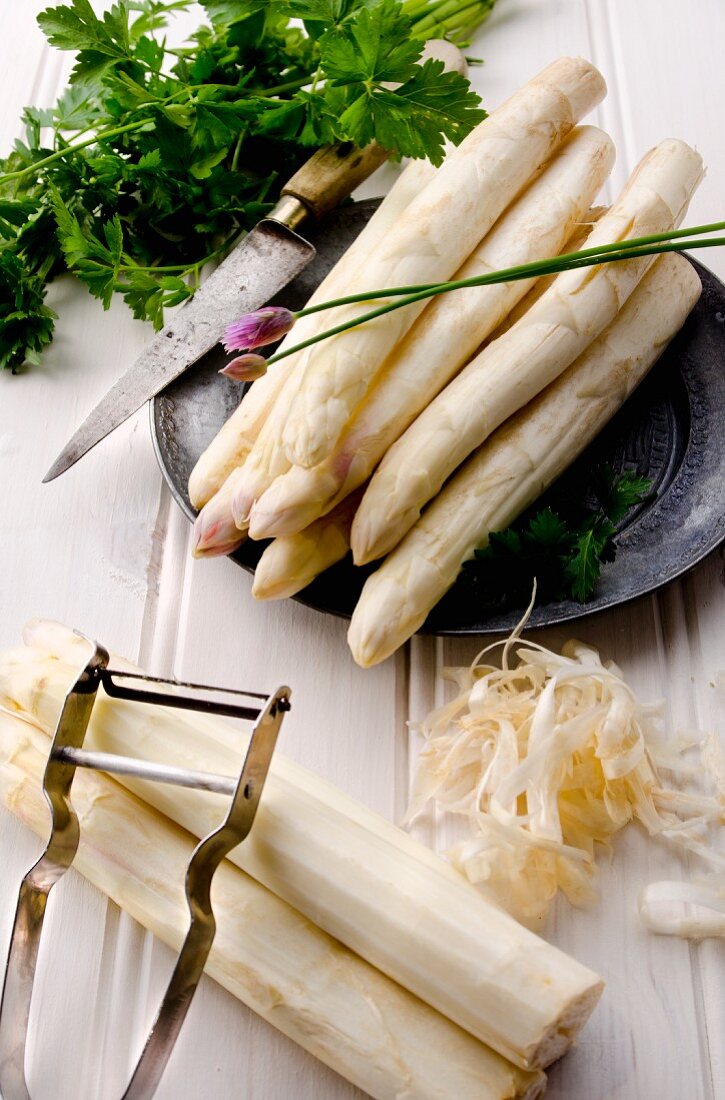 Stalks of white asparagus on a pewter plate