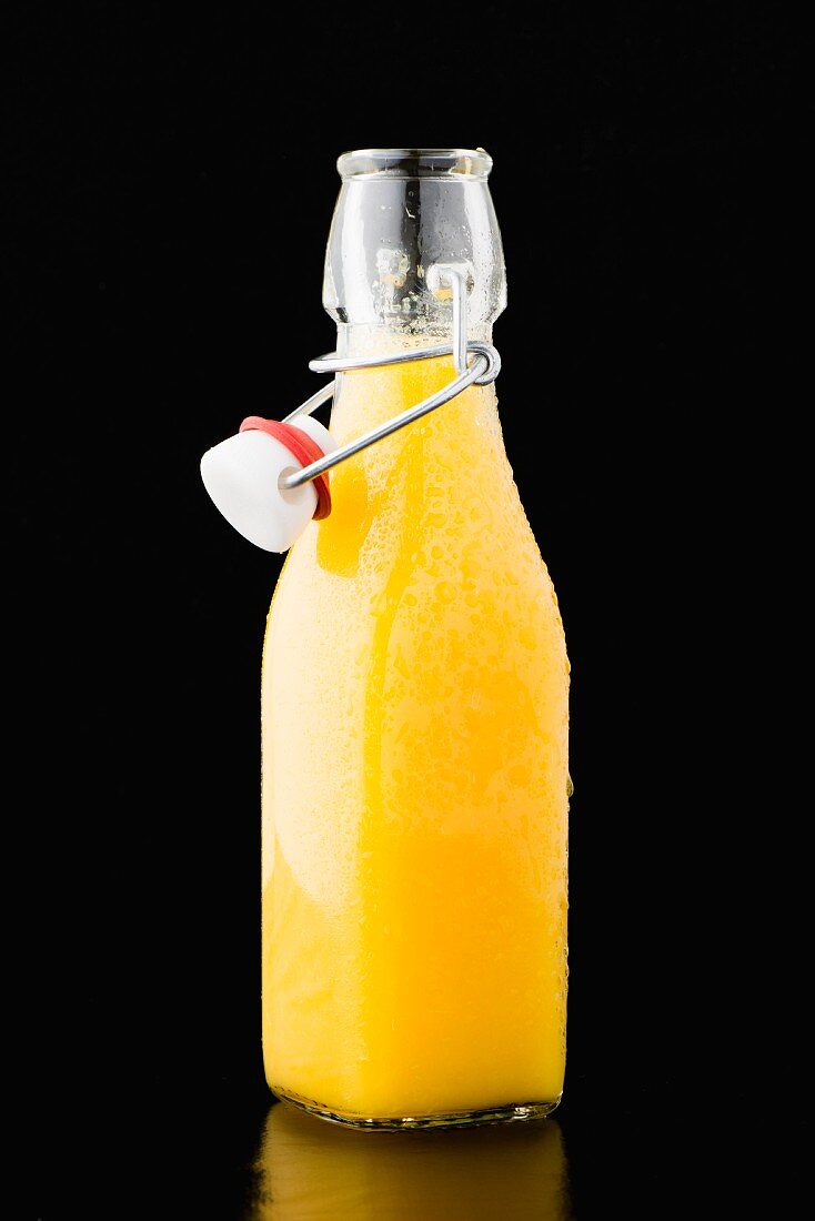 Eine Flasche Orangensaft mit Fruchtfleisch