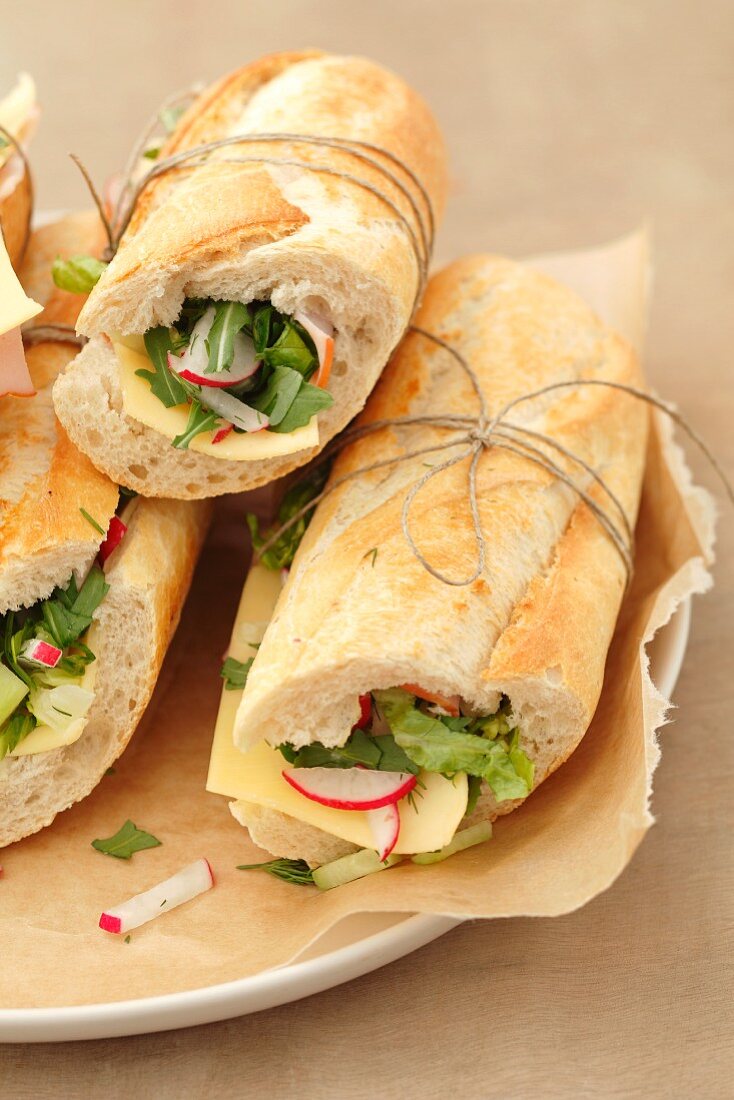 Baguette-Sandwiches mit Schinken, Käse … – Bilder kaufen – 11192787 ...