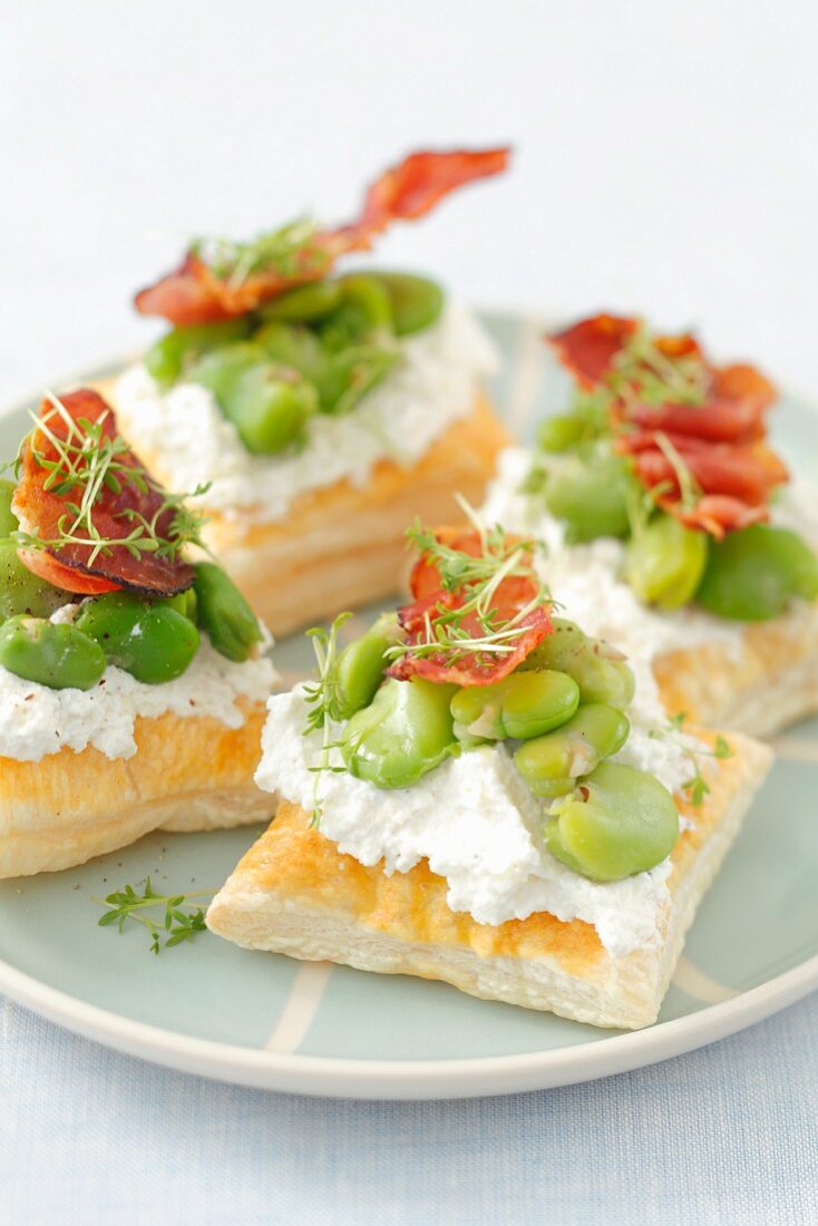 Puff pastry tartlets with ricotta, broad bean and fried ham