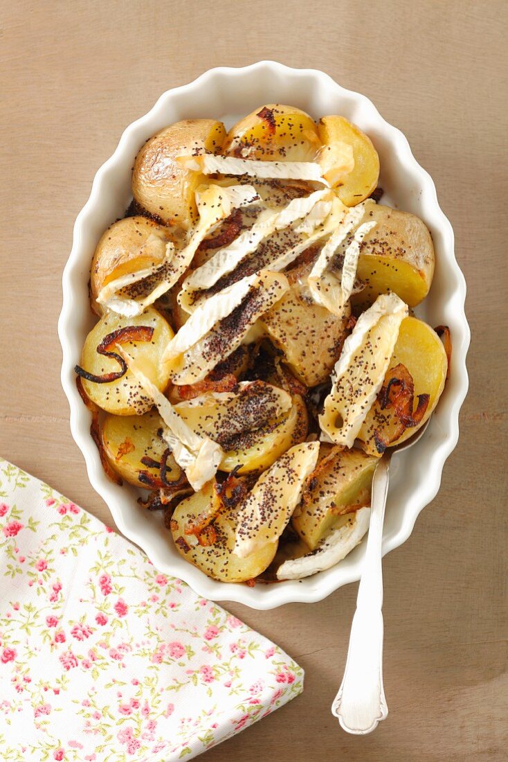 Kartoffeln mit Camembert und Mohn gebacken
