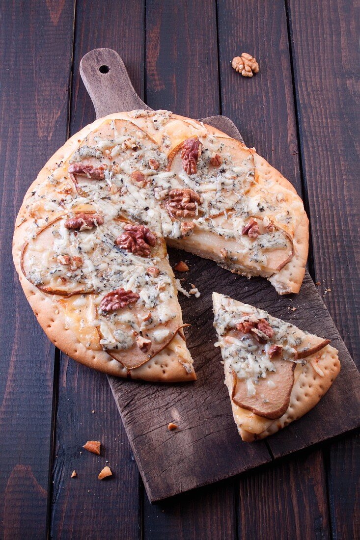 Pizza with blue cheese, pears and walnuts