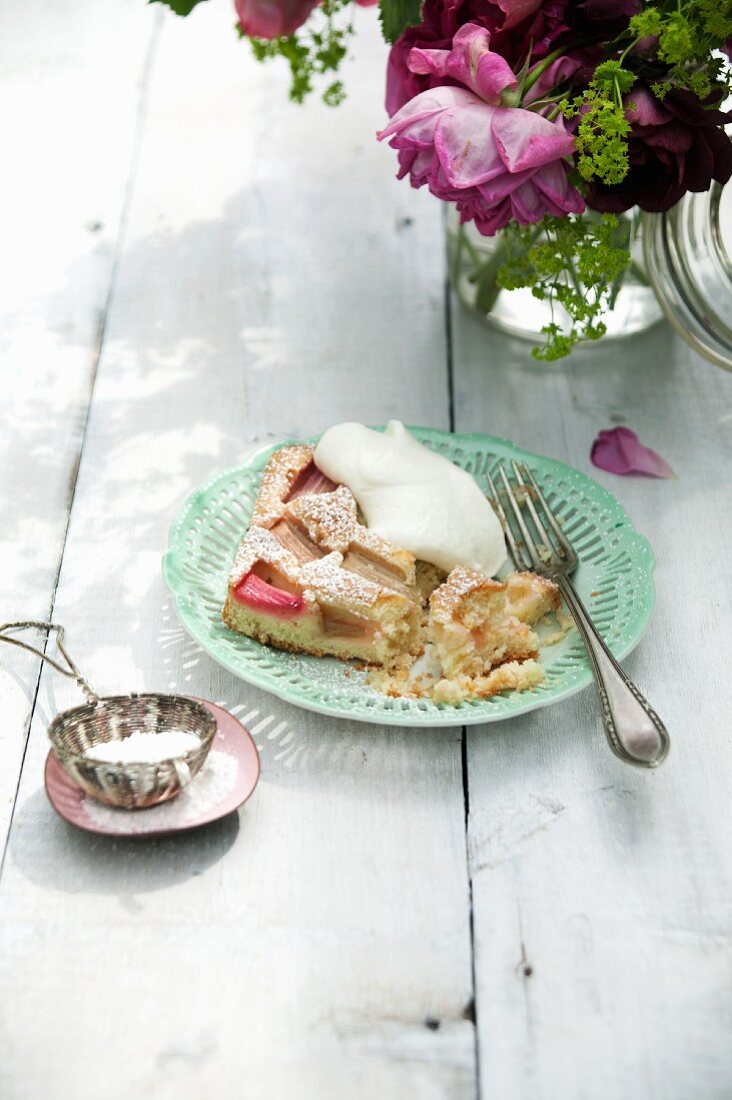Rhubarb cake with cream