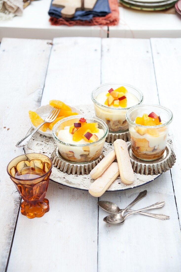 Obstsalat mit Vanillecreme und Löffelbiskuits