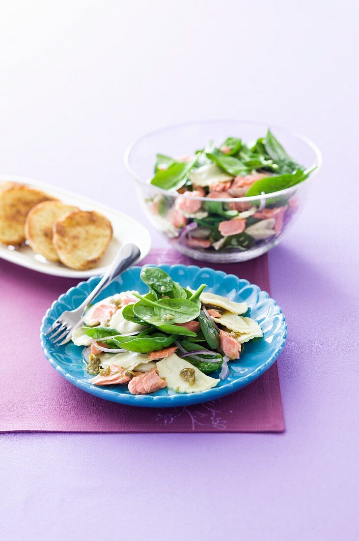 Ravioli salad with salmon and spinach