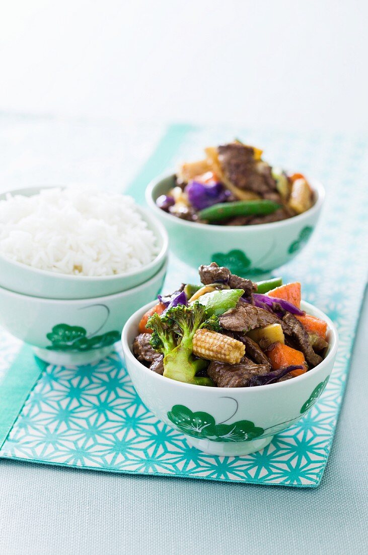 Asiatische Rindfleisch-Gemüse-Pfanne mit Reisbeilage