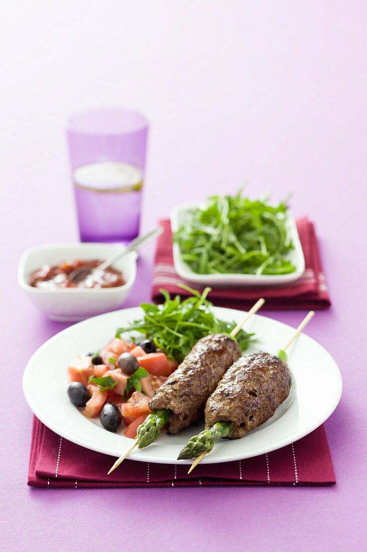 Asparagus & minced meat kebabs with a side salad