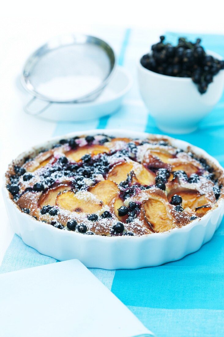 Obsttarte mit schwarzen Johannisbeeren