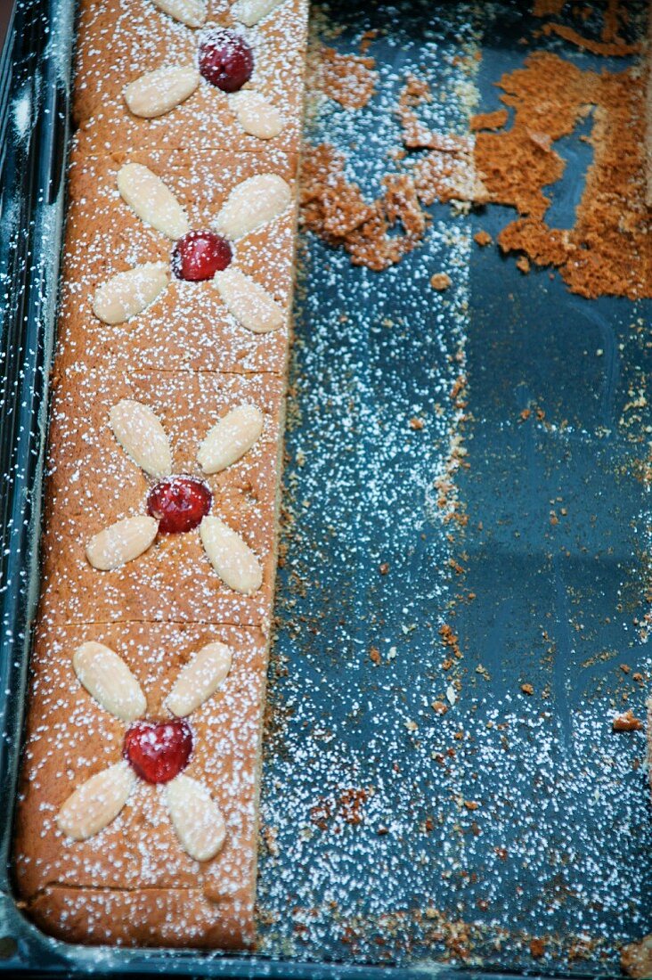Gingerbread with cherries and almonds