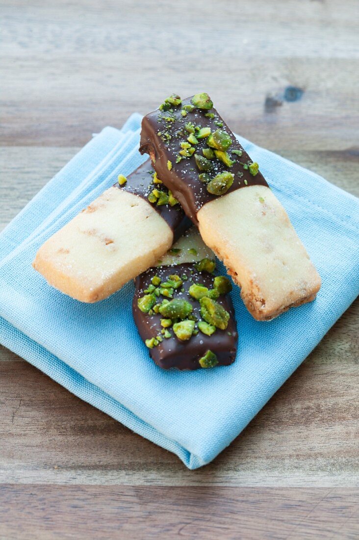 Crunchy bars with chocolate coating and pistachios